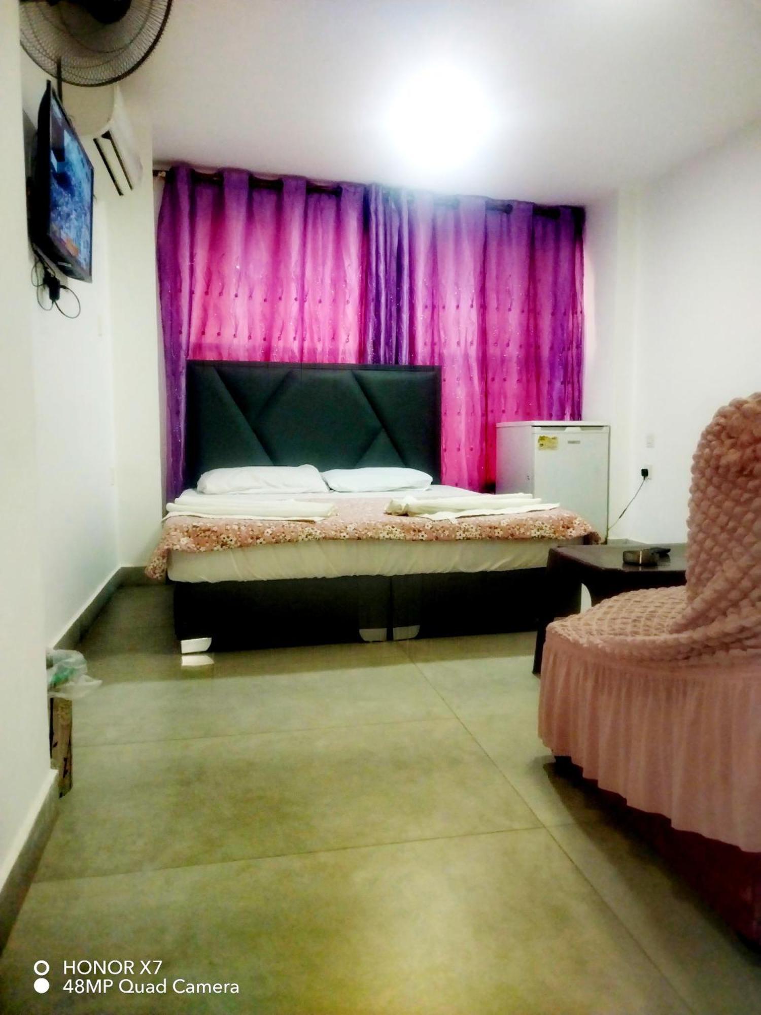 Farah Plaza Hostel &Hotel Apartments Акаба Екстериор снимка
